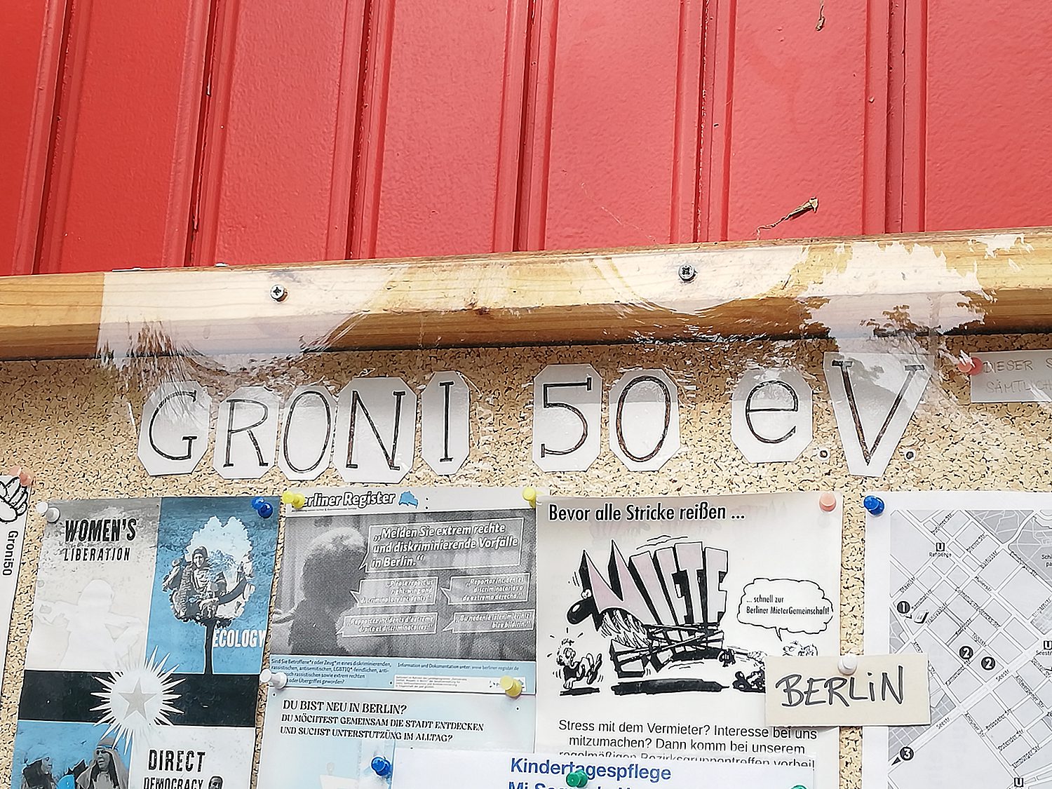 Infotafel an der Tür der Groni50. Foto: Hensel
