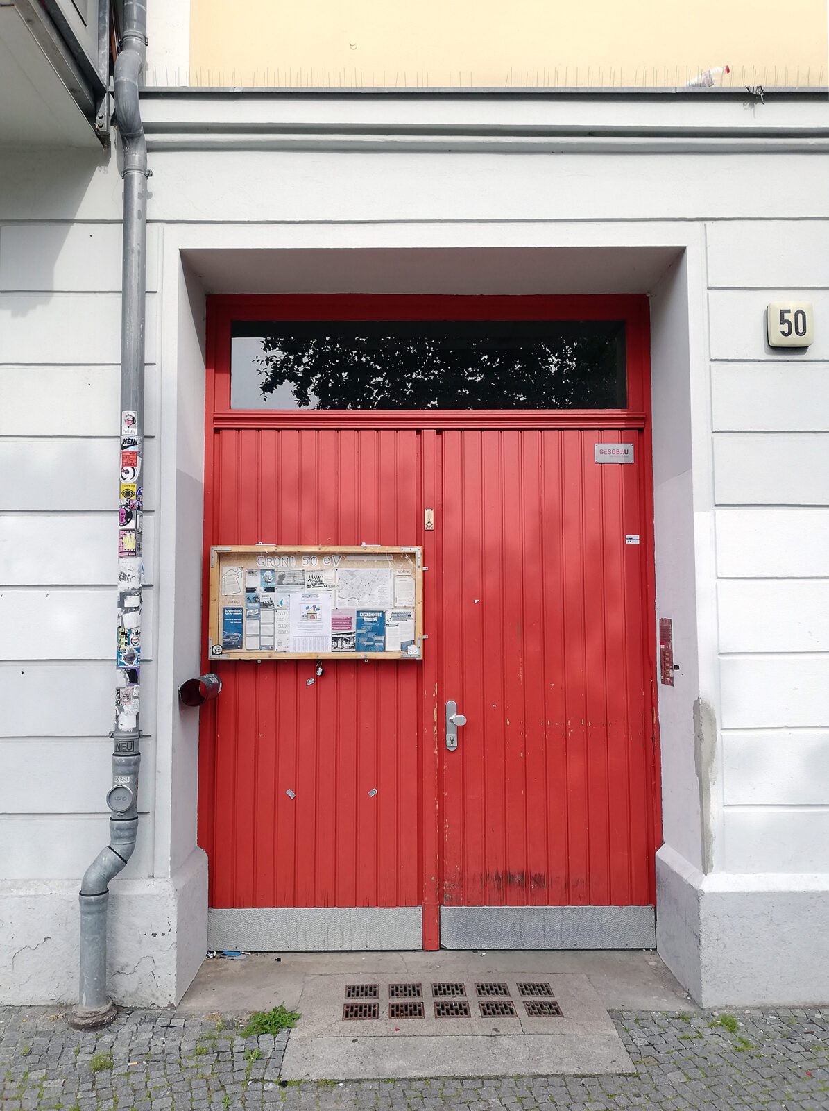 Durch diese Tür in der Groninger Straße geht es zum Wohnprojekt vom Groni50 e.V. Foto: Hensel