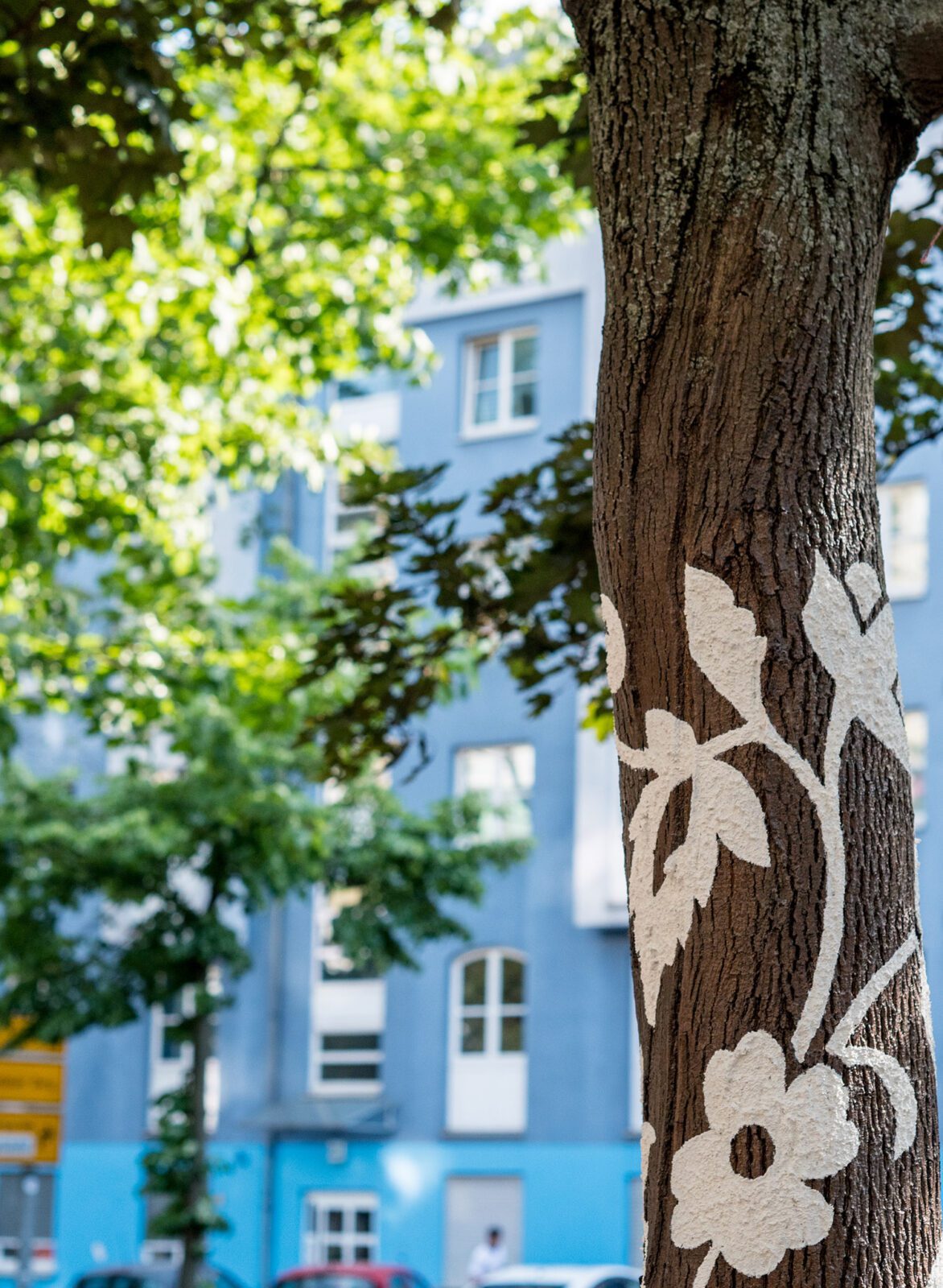 Bemalter Baum in der Brunnenstraße. Foto: Sulamith Sallmann