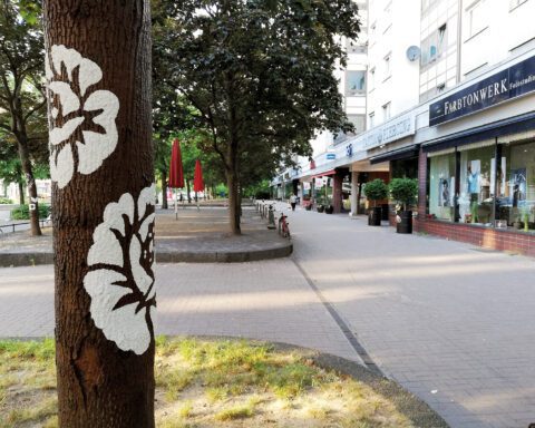 Bemalter Baum in der Brunnenstraße. Foto: Hensel