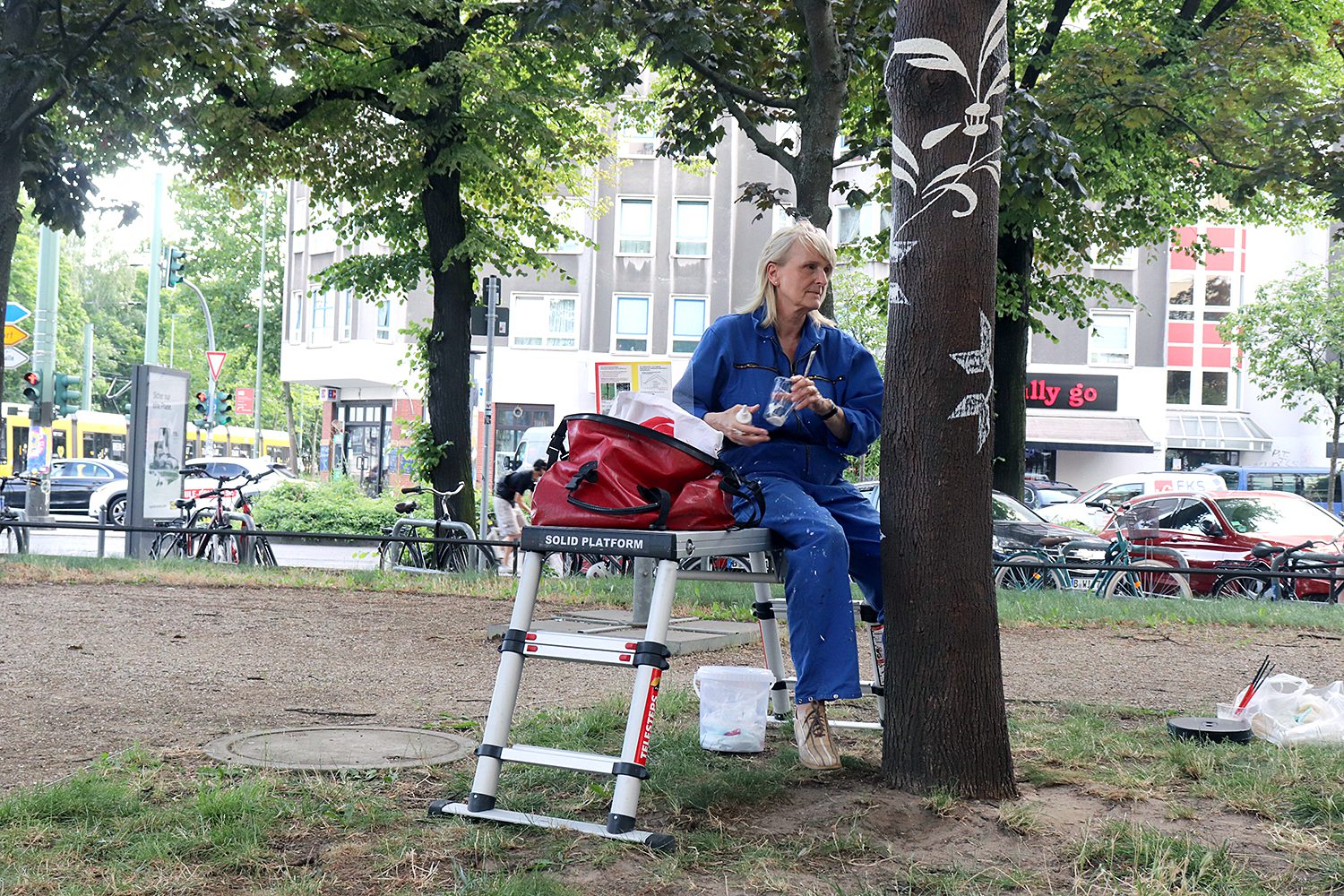Die Künstlerin Josefine Günschel beim Bemalen eines Baumes. Foto: Schnell