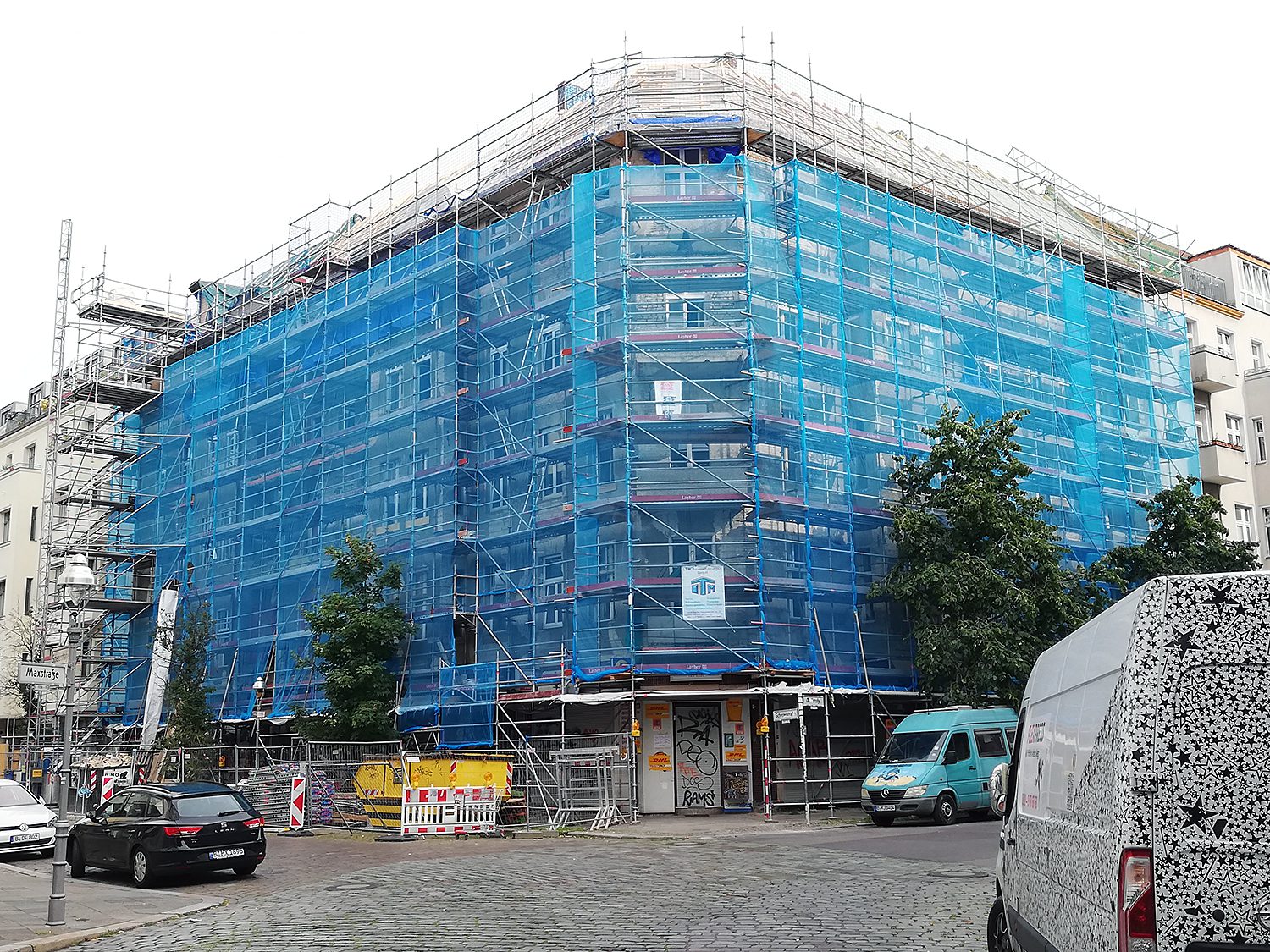 Das Haus in der Scheererstraße 8 ist derzeit eingerüstet. Das Dach wird erneuert. Foto: Hensel