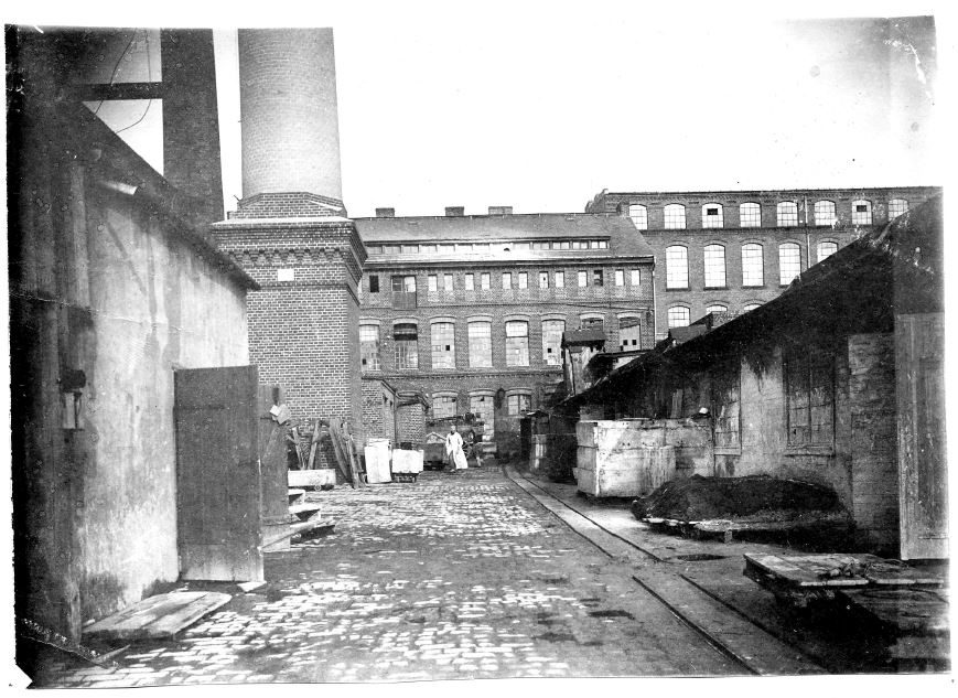 Fabrik Emanuel Meyer, Prinzenallee 56, Blick von der Panke, rechts Hutfabrik Gattel. Aufnahme um 1900.