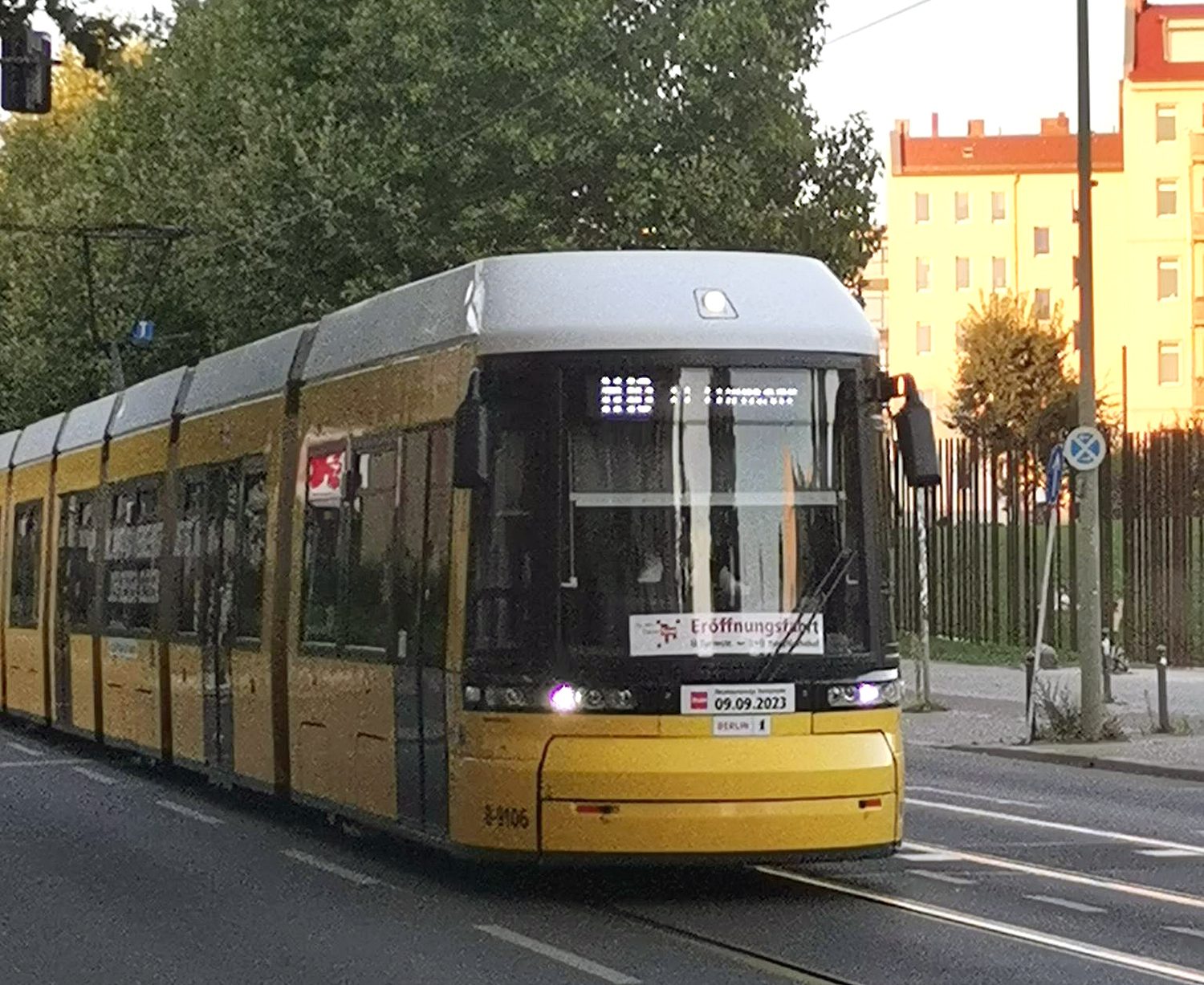 Die M10 auf ihrem Weg in der Bernauer Straße am 9. September, der Eröffnung der verlängerten Strecke. Foto: Schnell