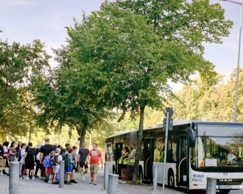 Mit dem Schulbus fahren die Schulkinder vom Afrikanischen Viertel an den Ausweichstandort in Charlottenburg-Nord. Foto: Tobias Weber