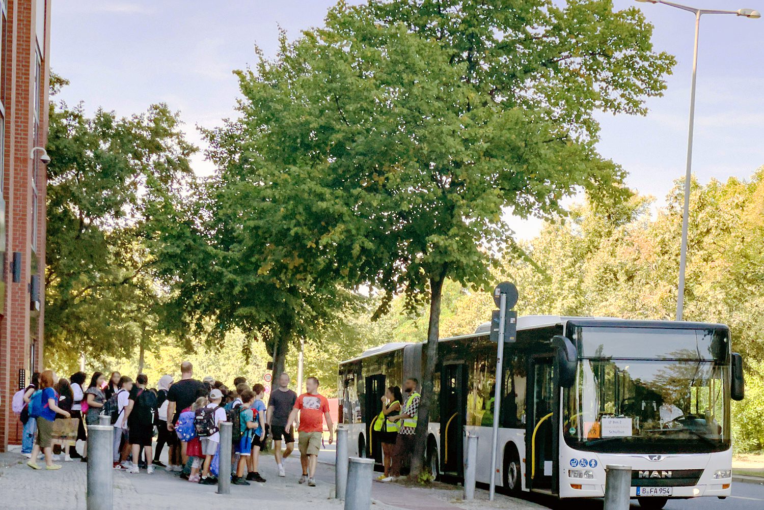 Mit dem Schulbus fahren die Schulkinder vom Afrikanischen Viertel an den Ausweichstandort in Charlottenburg-Nord. Foto: Tobias Weber