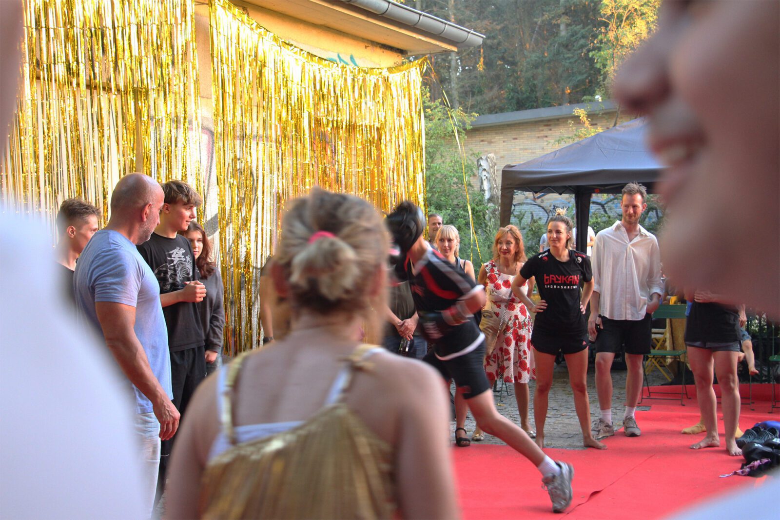 In der dritten Aktionswoche machten Rahel Savodelli und Taykan Sports Wedding das Parkcafé zum Social Fight Club. Foto: Maximilian Ludwig