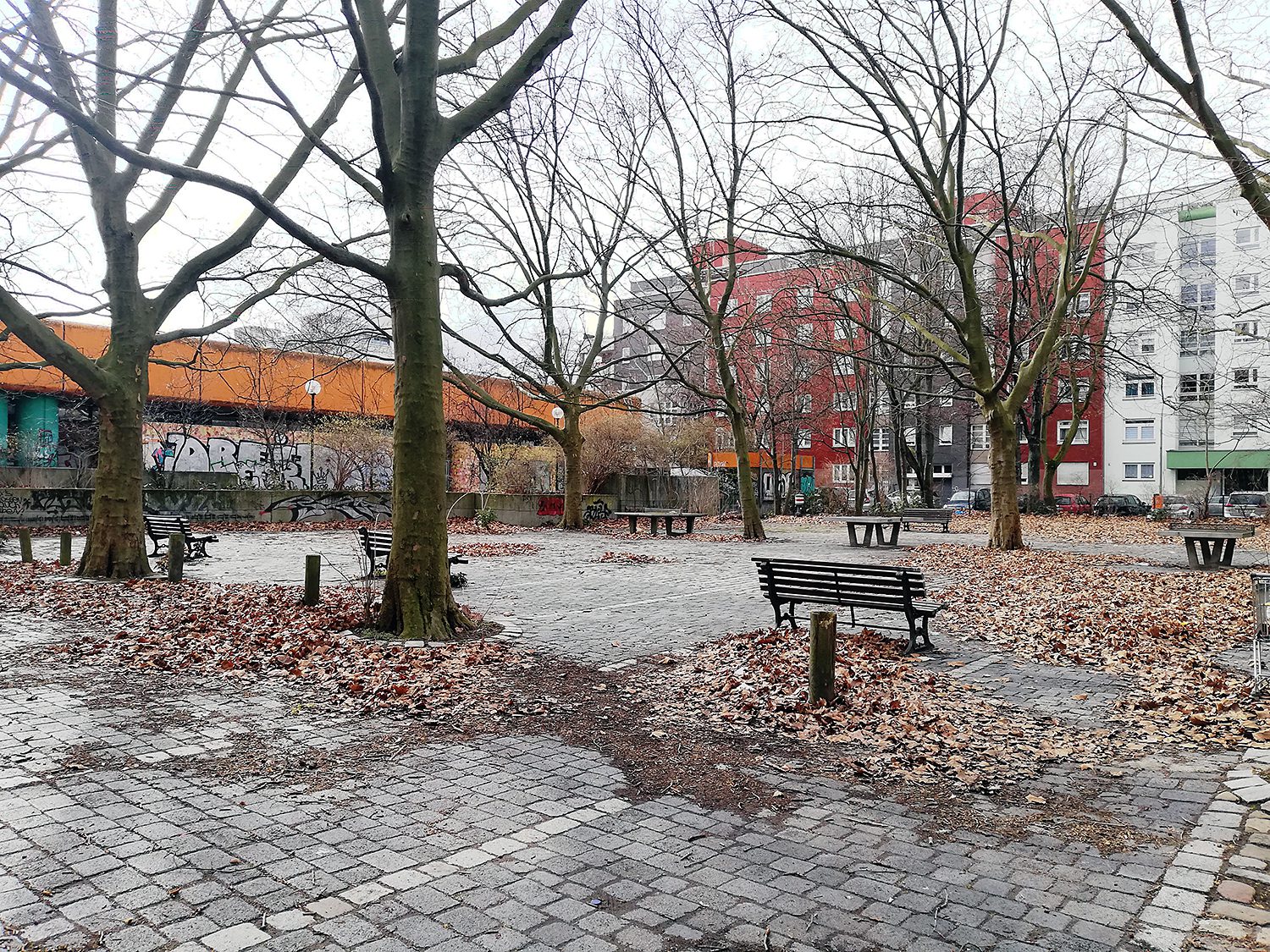 Der ehemalige Schulhof mit seinen Tischtennisplatten ist jetzt auch hinter dem Wellblechzaun und nicht mehr zugänglich. Foto: Hensel