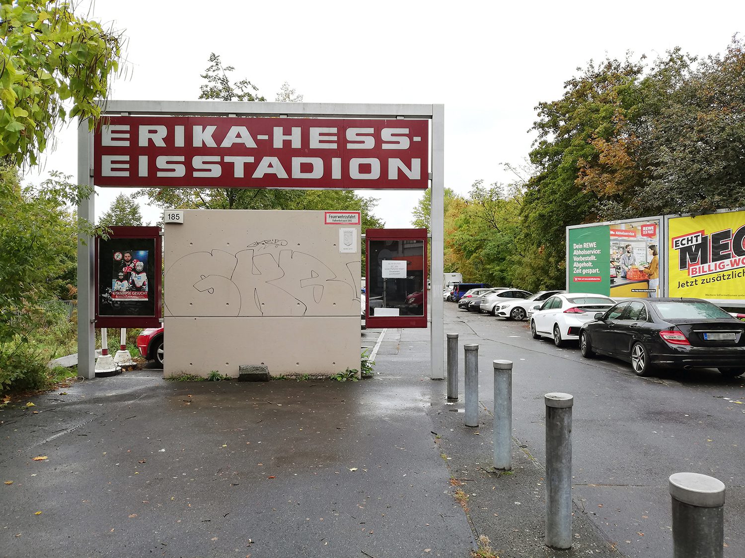 Hier geht's zum Erika-Heß-Eisstadion. Gleich am Eingang des Geländes sind viele Parkplätze. Foto: Hensel