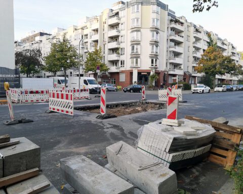 In der Usedomer Straße entsteht gerade eine von drei Verkehrsinseln. Foto: Hensel