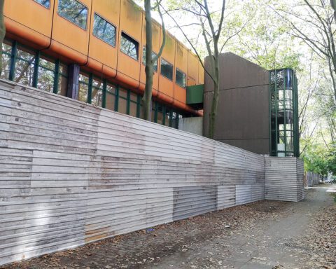 Der ehemalige Standort des Diesterweg-Gymnasiums ist jetzt umzäunt. Foto: Hensel