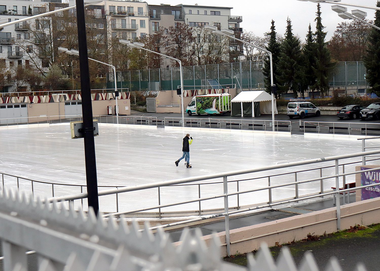 Ein einzelner Eisläufer im Erika-Heß-Eisstadion. Das Foto stammt aus dem Dezember 2022. Foto: Andrei Schnell