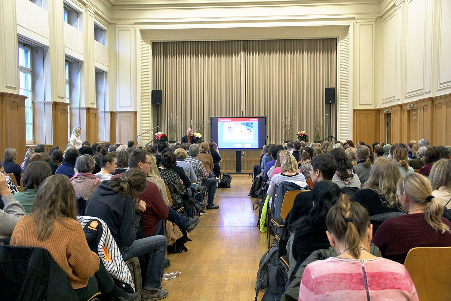 Ein Saal mit Lehrerinnen und Lehrern aus Mitte - beim Fachtag Autismus in der Willy-Brandt-Schule. Foto: Hensel