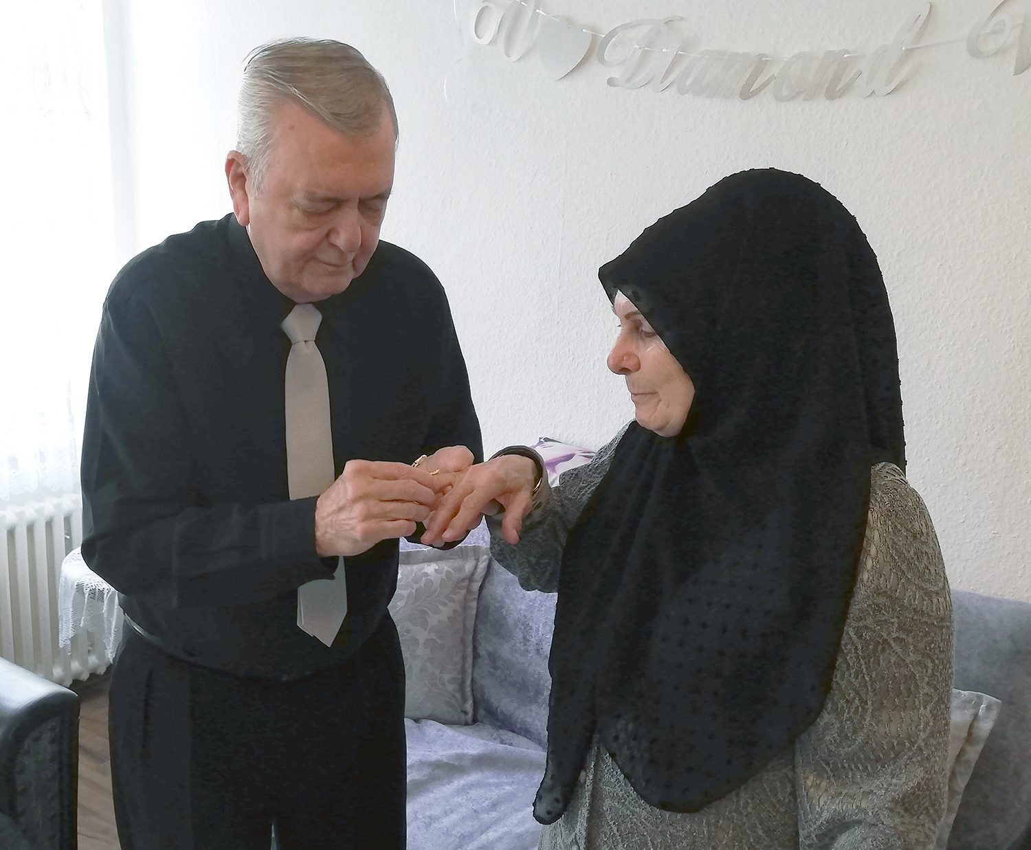 Fürs Foto steckte Ahmet seiner Frau Hative nochmals den Ring an. Foto: Hensel