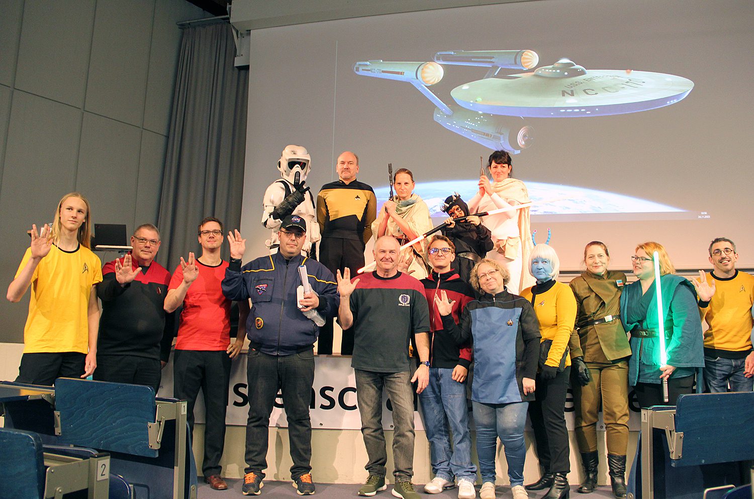 Dr. Hubert Zitt (Mitte) mit kostümierten Science Fiction-Fans bei der Star Trek-Vorlesung im November 2023. Foto: Hensel