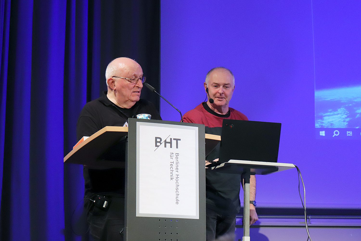 Dr. Hubert Zitt (rechts) mit Wolfgang Hahn von der BHT, der die Intergalaktische Vorträge seit Jahren organisiert. Foto: Schnell