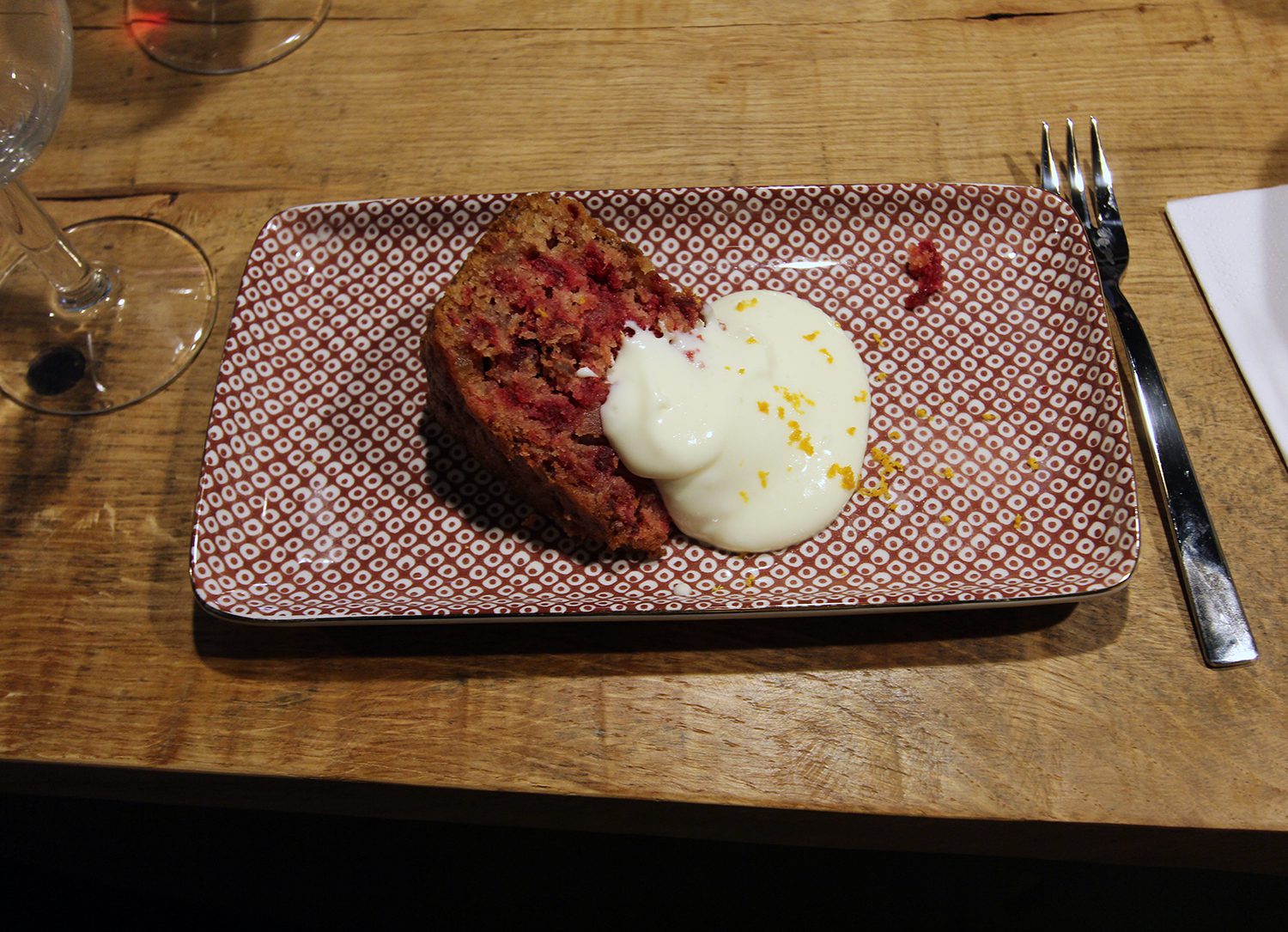 Dessert: Rote-Bete-Kuchen mit Creme. Foto: Hensel