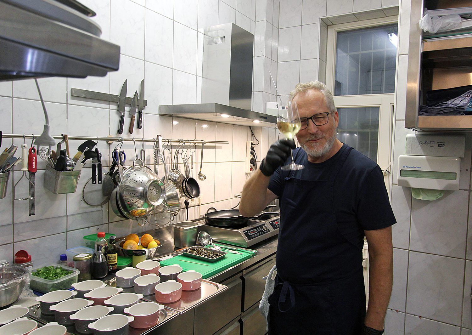 Björn in der Küche. Bevor er die Suppe serviert, prostet der der Fotografin noch Mal zu. Foto: Hensel