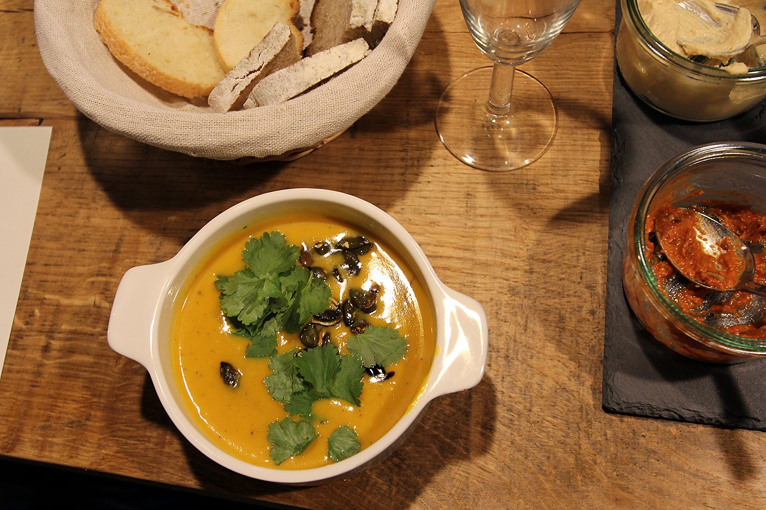 Kürbissuppe mit Orange und Safran - sehr pikant gewürzt. Foto: Hensel