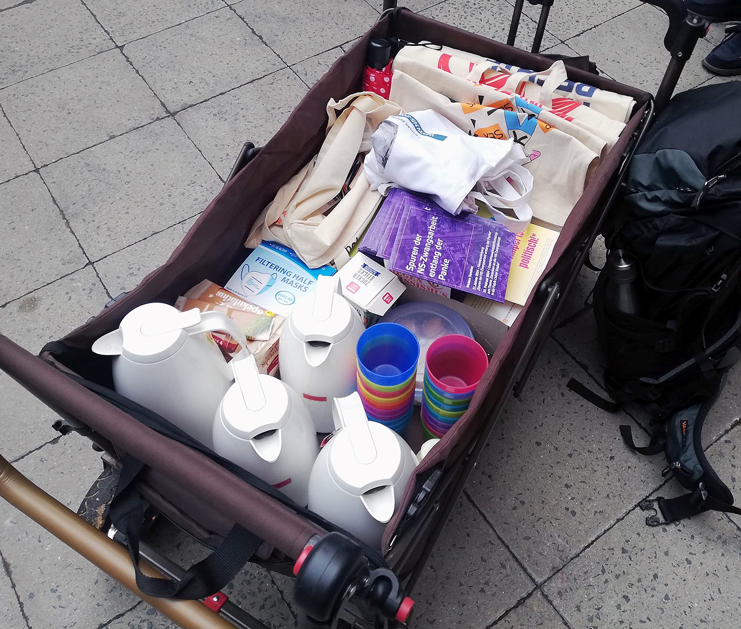 Stärkung für unterwegs: Kaffee, heißer Tee und Kekse. Foto: Hensel