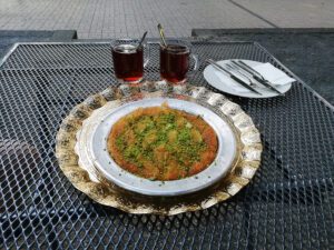 Eine mittelgroße Portion Künefe mit türkischem Tee. Foto: D. Hensel