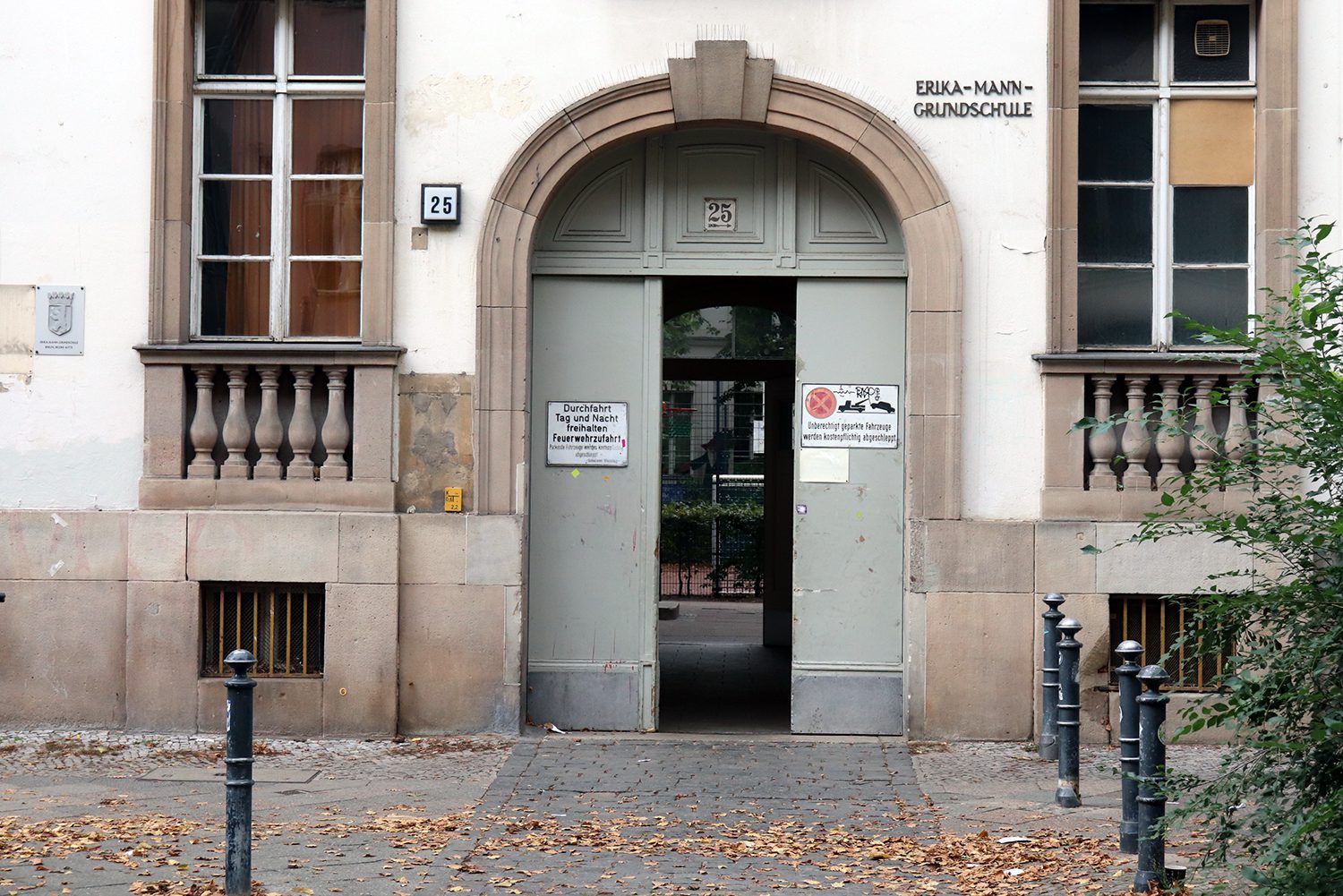 Der Eingang zur Erika-Mann-Grundschule. Foto: Schnell