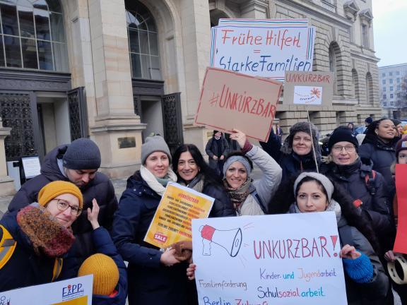 Das Team des Familienzentrums Nauener Platz bei einer Demo gegen die geplanten Kürzungen im Jugendbereich in Mitte. Foto: BA Mitte