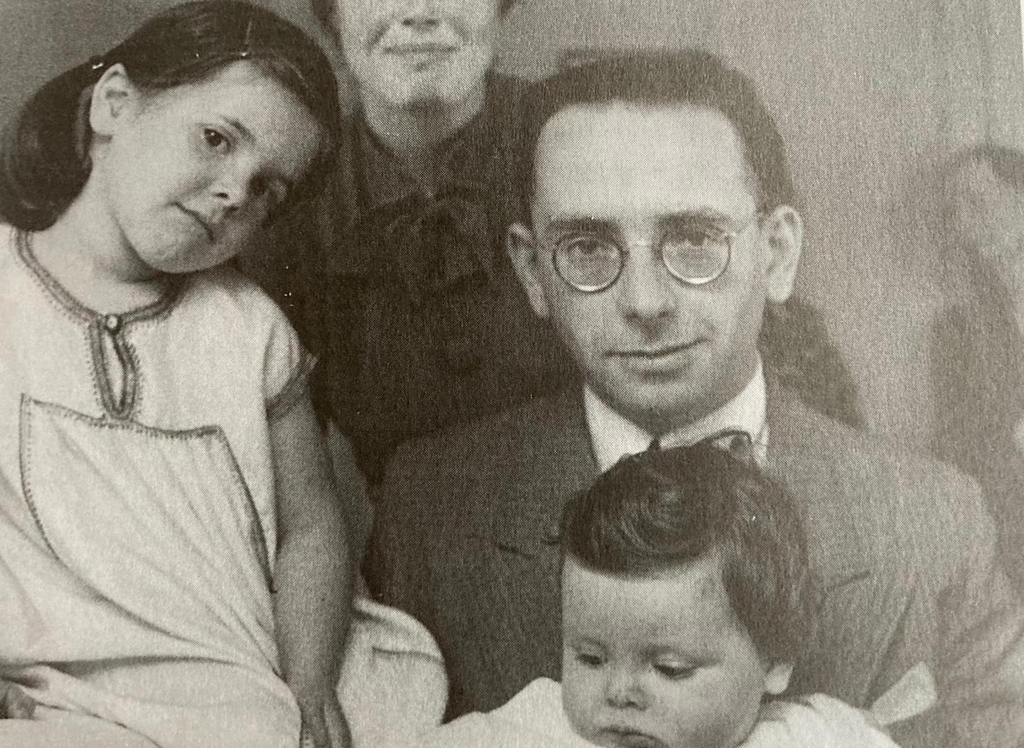 Rabbiner Mehler mit seiner Tochter und dem Sohn, Amsterdam 1939. Quelle: Suzanne Mehler Whitney, Appel is Forever, 1999. 