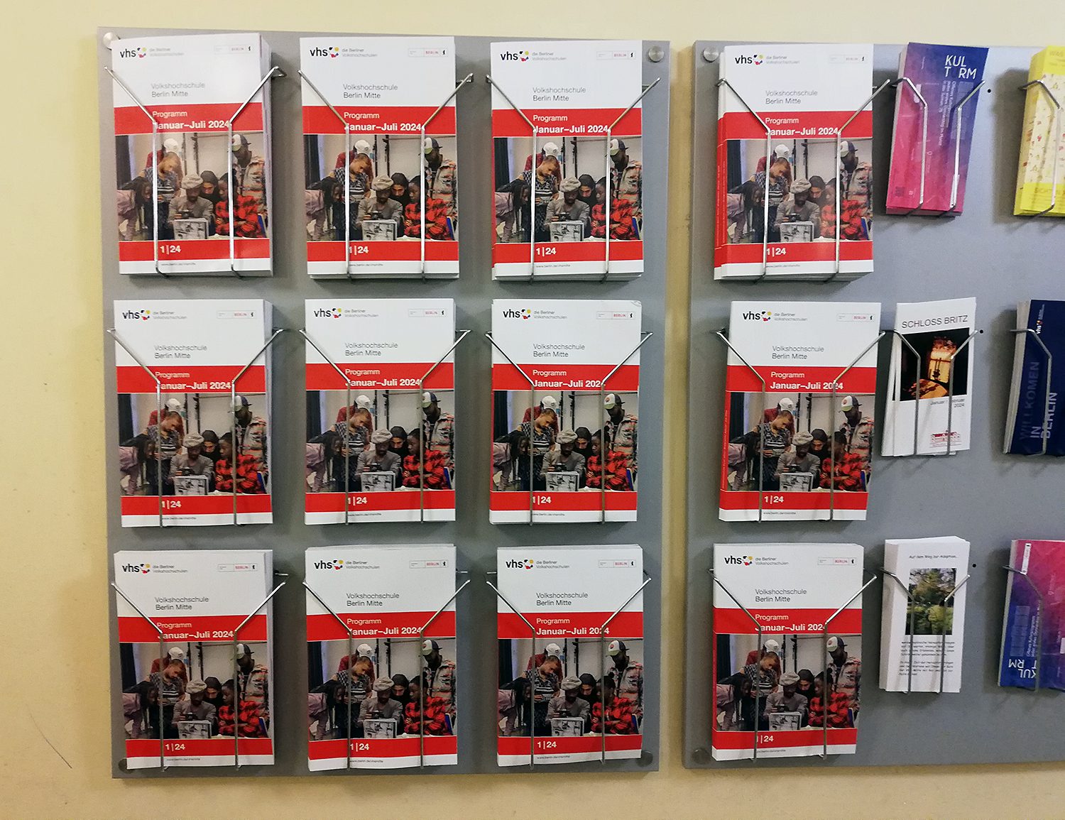 Das Kursprogramm der Volkshochschule Mitte gibt es auch noch gedruckt. Foto: Hensel