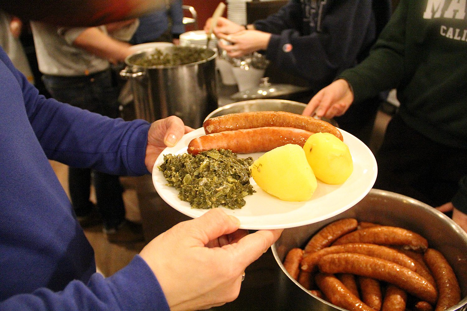 Grünkohl mit Kartoffeln und Pinkel: der Hauptgang der kulinarischen Reise. Foto: Hensel