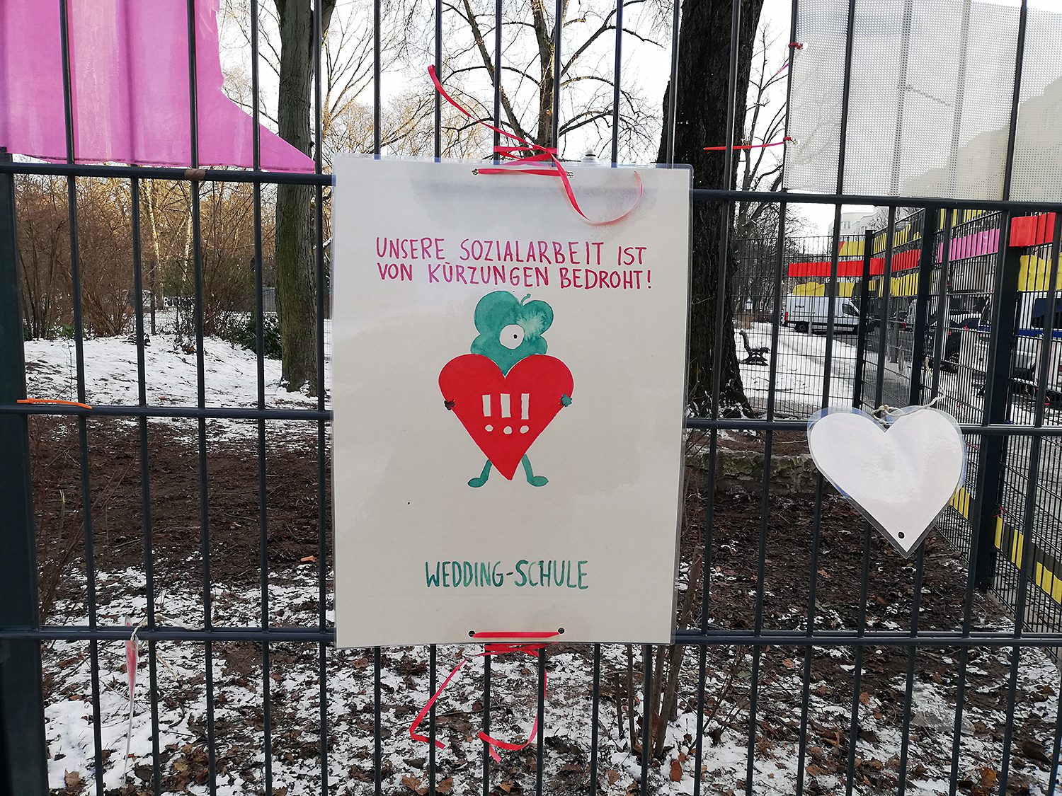 Plakate an der Wedding-Schule weisen auf die geplanten Kürzungen hin. Foto: Hensel