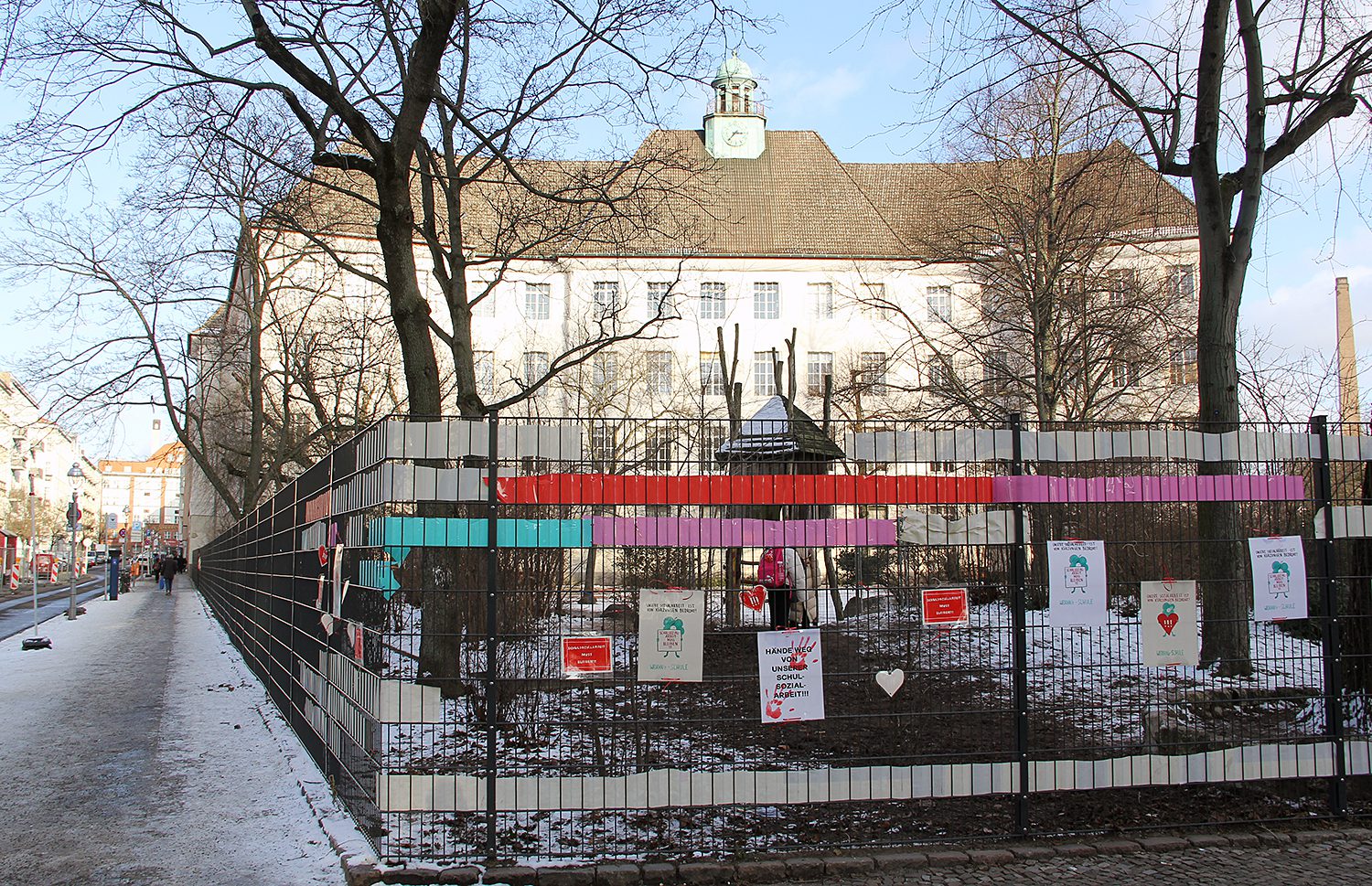 Plakate an der Wedding-Schule weisen auf die geplanten Kürzungen hin. Foto: Hensel