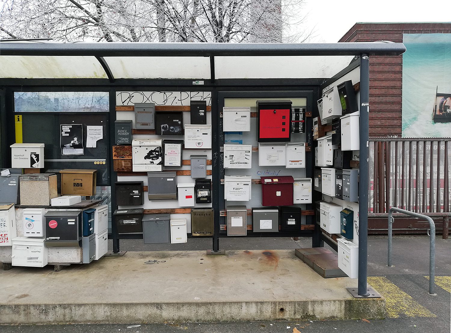Welche Projekte sind in den Uferhallen heimisch: die Briefkästen zeigen es. Foto: Hensel