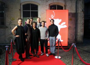 Das angereiste Filmteam des Films "Shahid" auf dem roten Teppich vor dem Sinema. Foto: Hensel