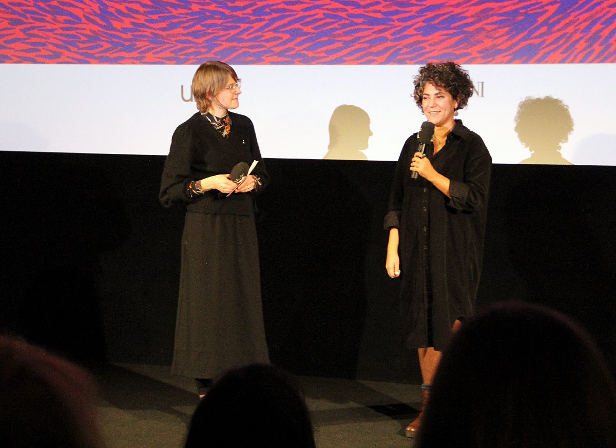 Regisseurin Narges Kalhor ("Shahid") im Gespräch mit Moderatorin Anne Lakeberg (links). Foto: Hensel