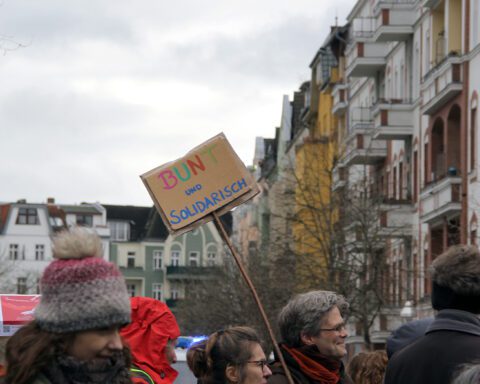Ein Plakat bei der Demo im Sprengelkiez. Foto: Hensel