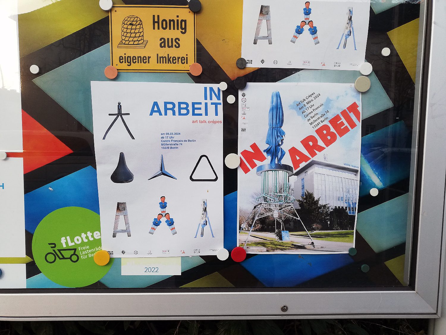 Plakate für die Ausstellung einer französischen Austauschgruppe, die Designentwürfe für den Eiffelturm gemacht haben. Foto: Hensel