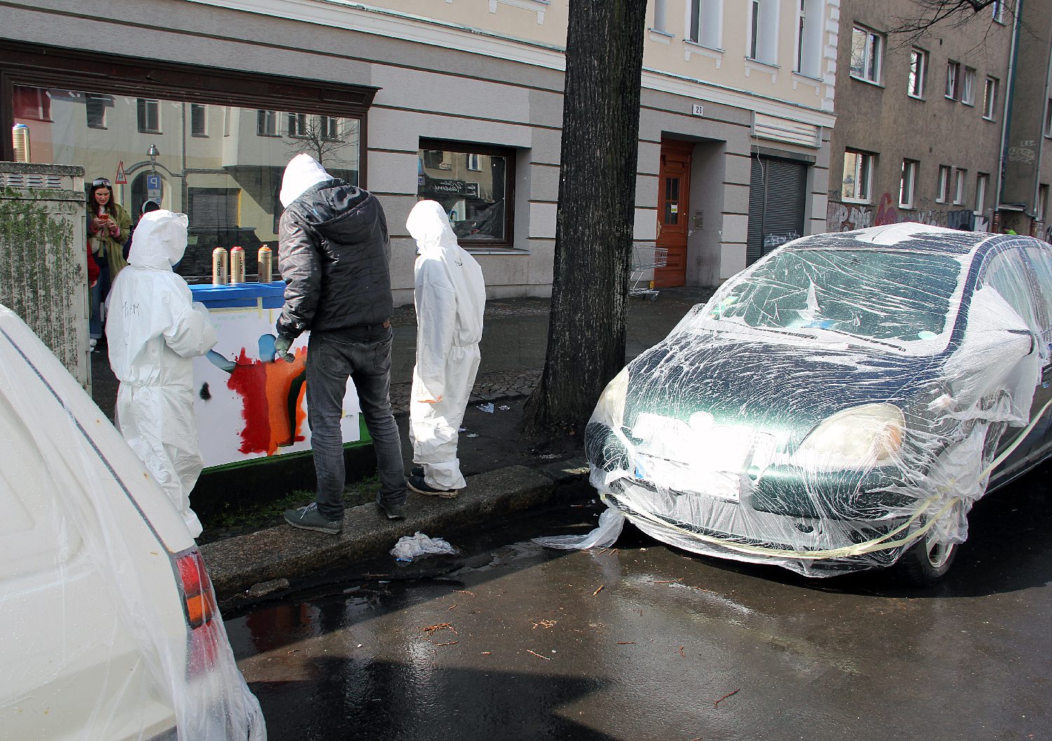 Vorsichtshalber: Die Autos rund um den Spray-Arbeitsplatz werden mit Folien geschützt. Foto: Hensel