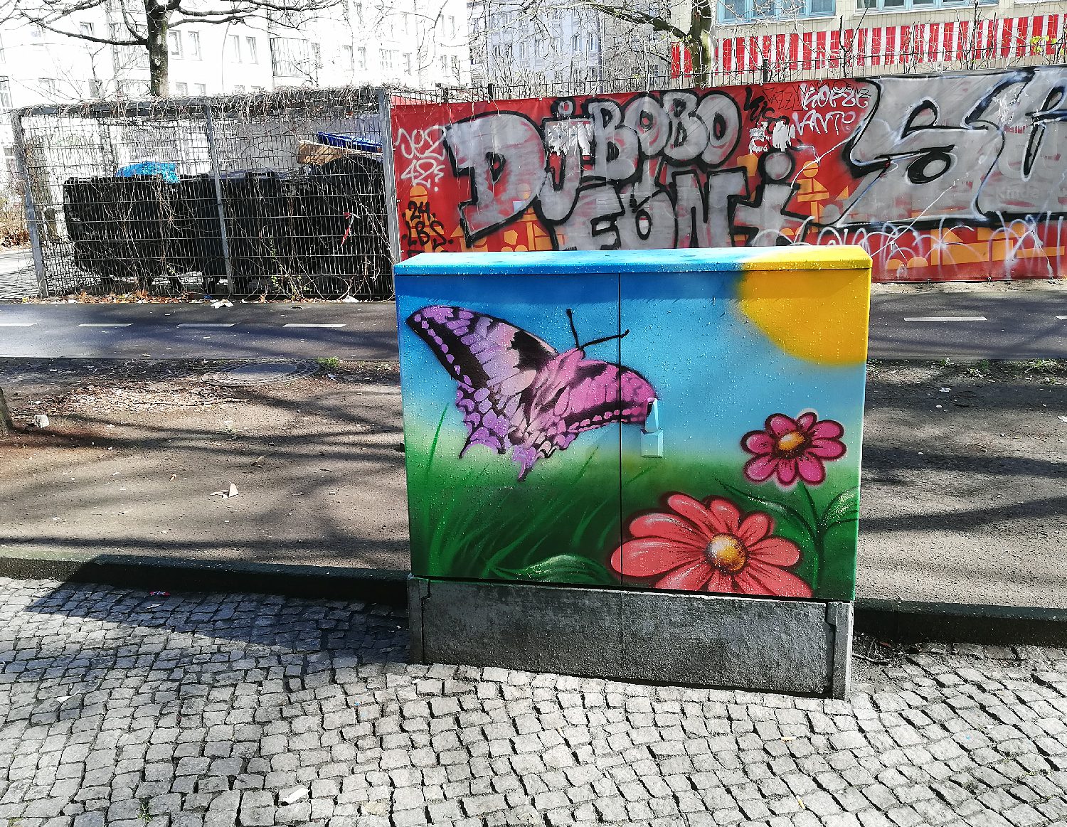 Schmetterling und Blumen am Nettelbeckplatz. Foto: Hensel