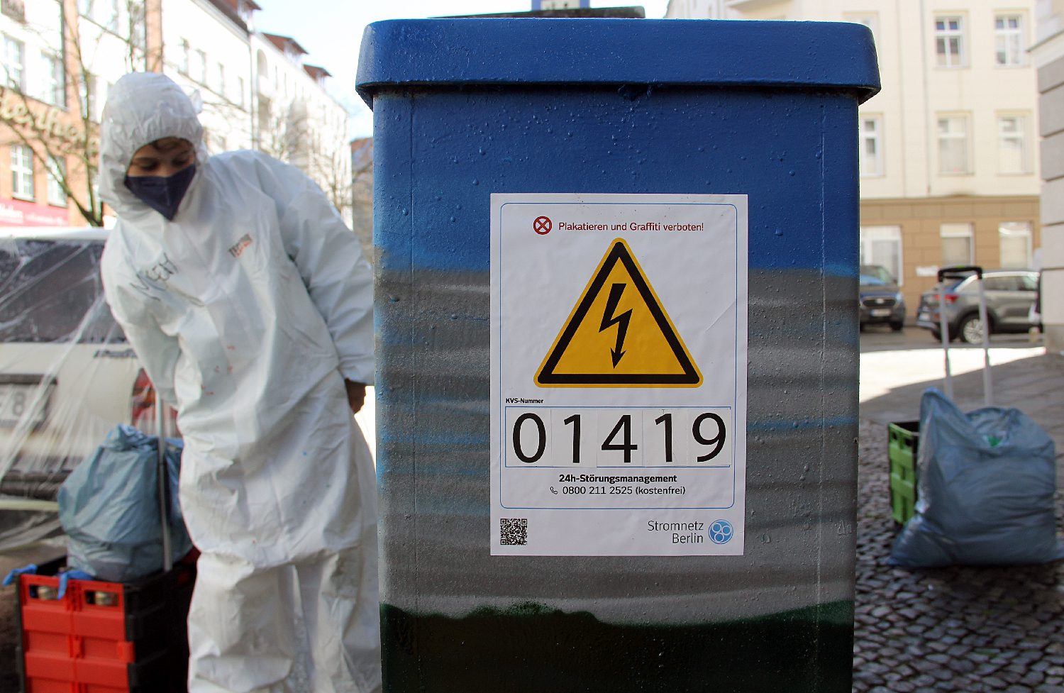 Jeder Stromkasten bekommt einen Aufkleber, damit er identifizierbar ist. Witzig: Der Aufkleber ermahnt "Plakatieren und Graffiti verboten!". Foto: Hensel