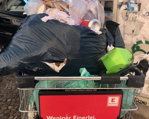 Illegal abgestellter Müll im Wedding. Foto:. Rolf Fischer