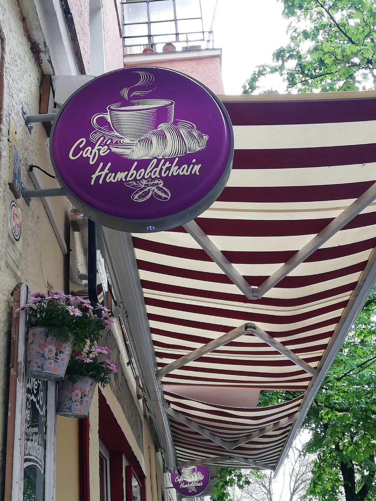 Das Logo des Cafés auf einem Schild. Foto: Hensel