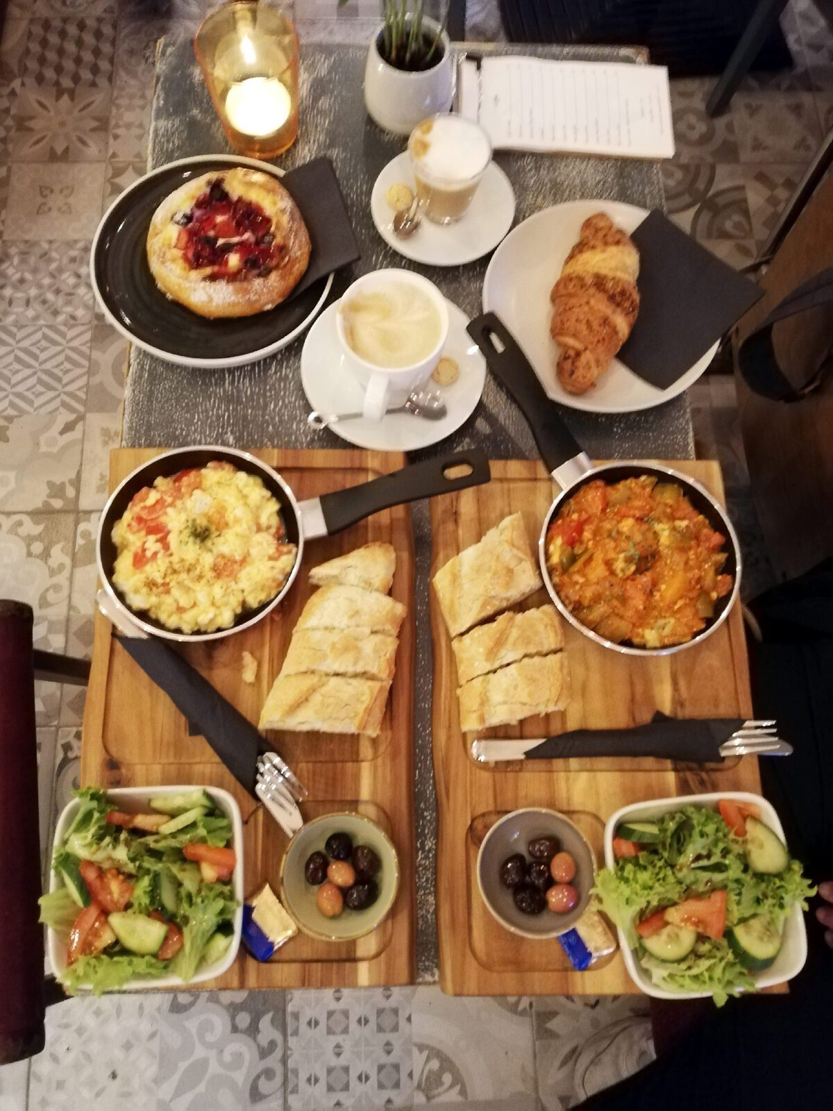 Zei Mal Frühstück: Rührei Mediterran (links) und Menemen (rechts) plus Getränke und zusätzlich zwei süße Teilchen. Foto: Hensel