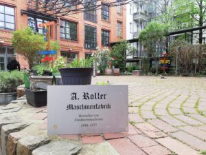 Das Schild weist auf die Zündholzmaschinenfabrik A. Roller in der Osloer Straße 12 hin. Aktuell ist es vorübergehend nicht am Haus angebracht. Foto: Hensel