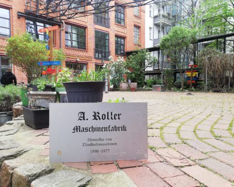 Das Schild weist auf die Zündholzmaschinenfabrik A. Roller in der Osloer Straße 12 hin. Aktuell ist es vorübergehend nicht am Haus angebracht. Foto: Hensel
