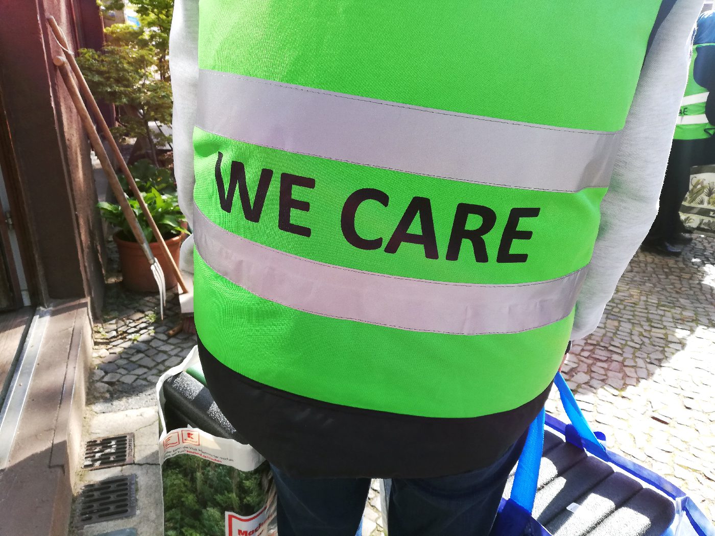 We Care: Der Name des Projekts steht auch auf den Westen der Teilnehmenden. Foto: Hensel