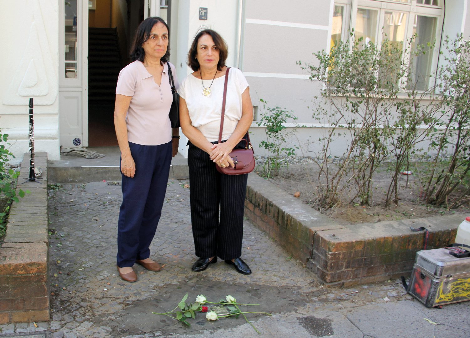 Ruth (links) und Luzie Grünwald, Urenkelinnen von Eva Langnas bei der Stolpersteinverlegung. Foto: Hensel