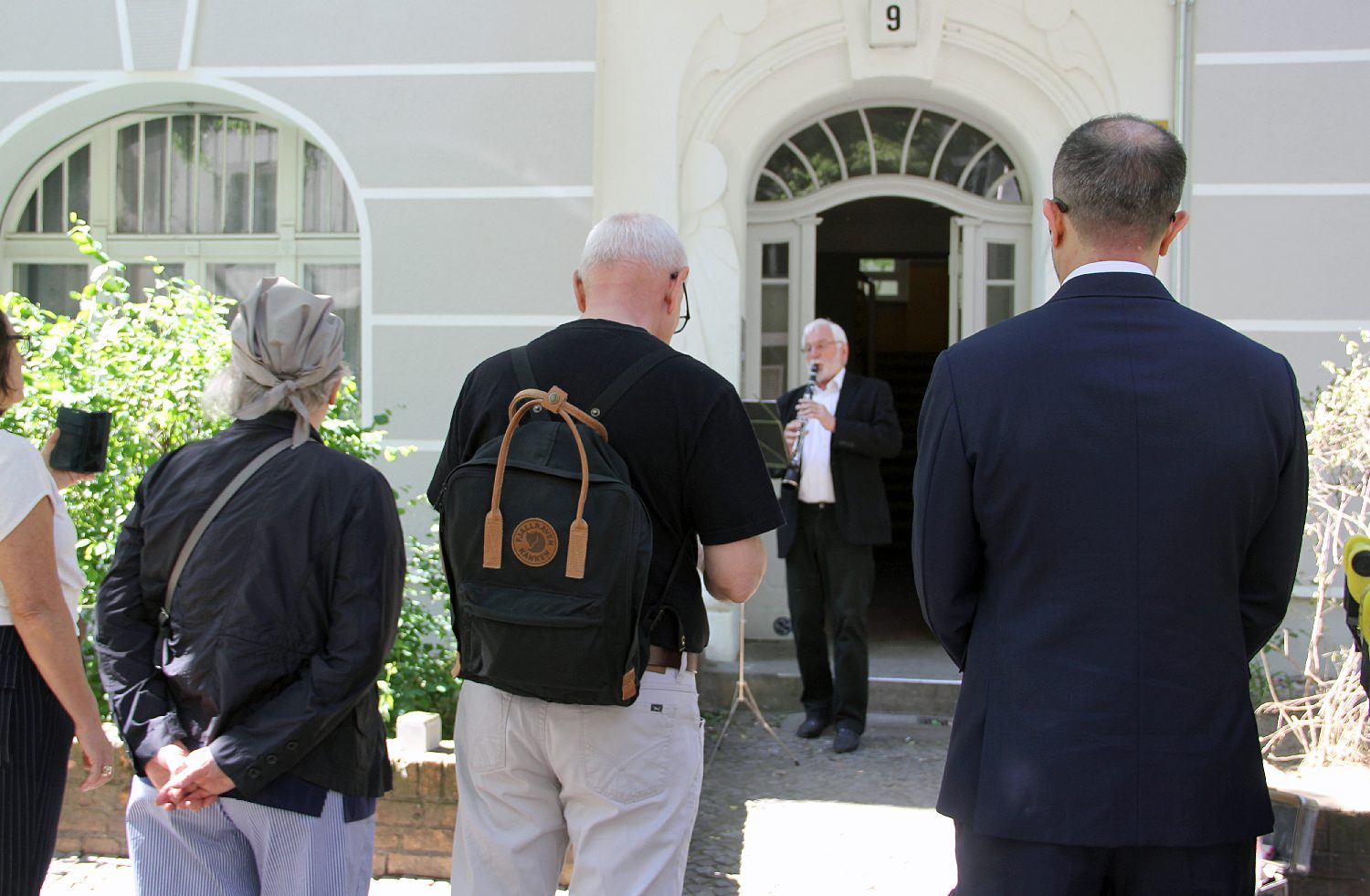 Bei der Stolpersteinverlegung für Eva Langnas in der Kattegatstraße. Foto: Hensel