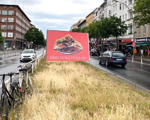 Plakat der Gruppe "Angst Yok" auf der Müllerstraße. Foto: Valentin Hillinger