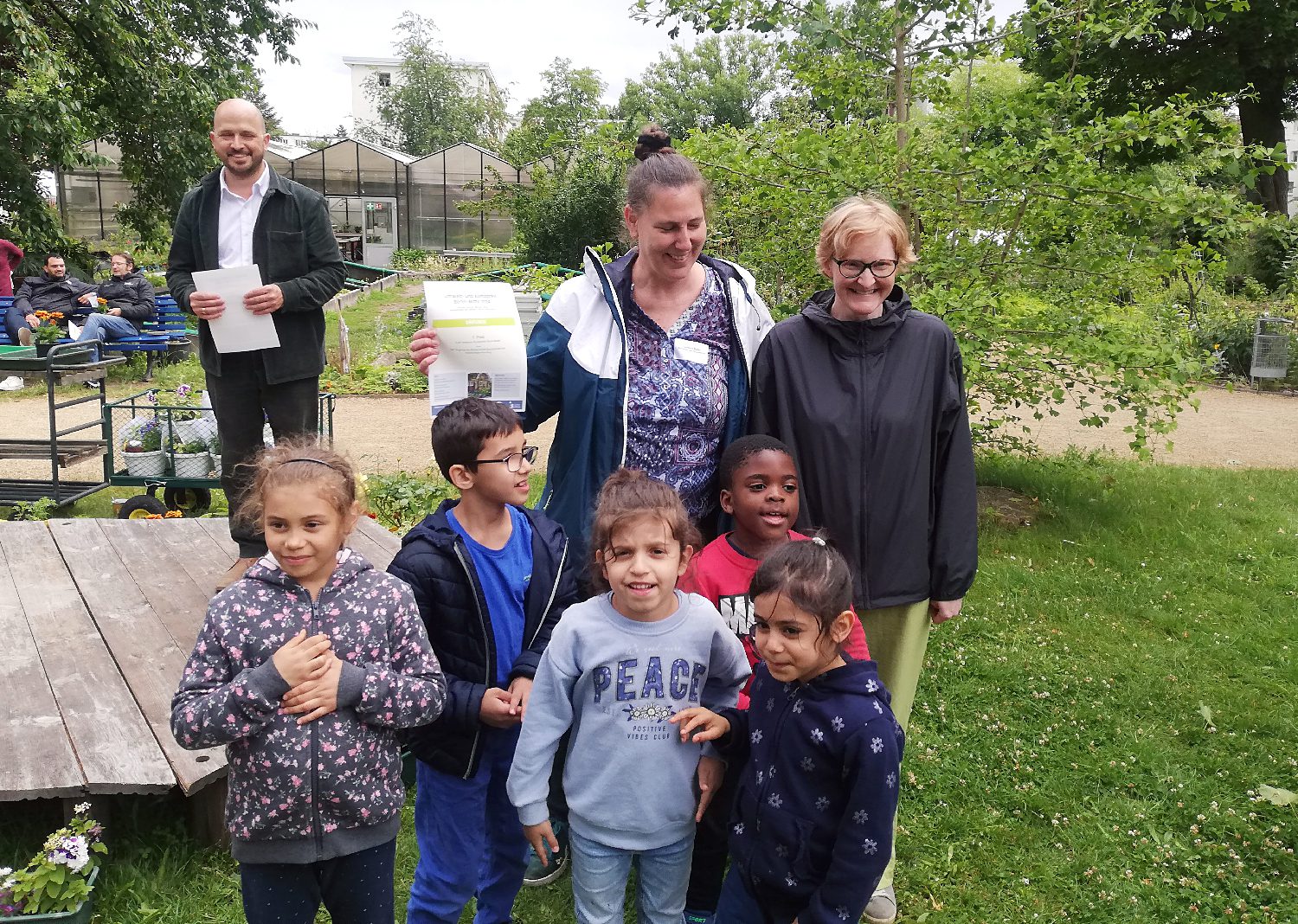 Das Team der Brüder-Grimm-Grundschule kurz nach der Preisverleihung. Im Hintergrund ist Stadtrat Schriner zu sehen. Foto: Hensel